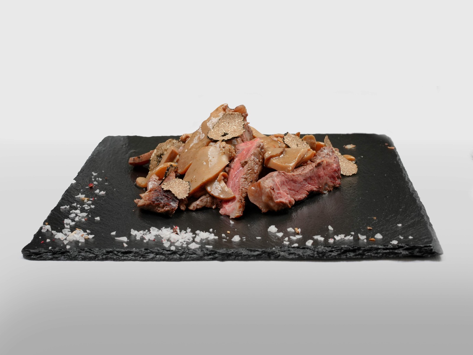 Tagliata di manzo con funghi porcini trifolati e tartufo nero estivo