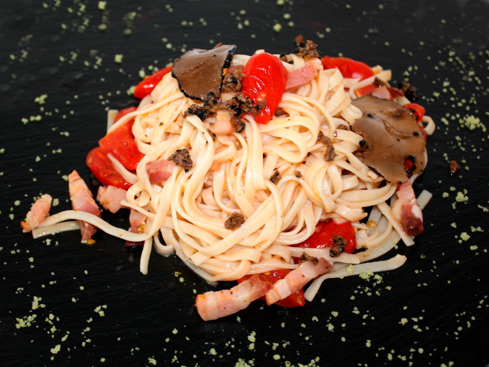 Taglierini con pomodorini datterini, guanciale e tartufo nero estivo