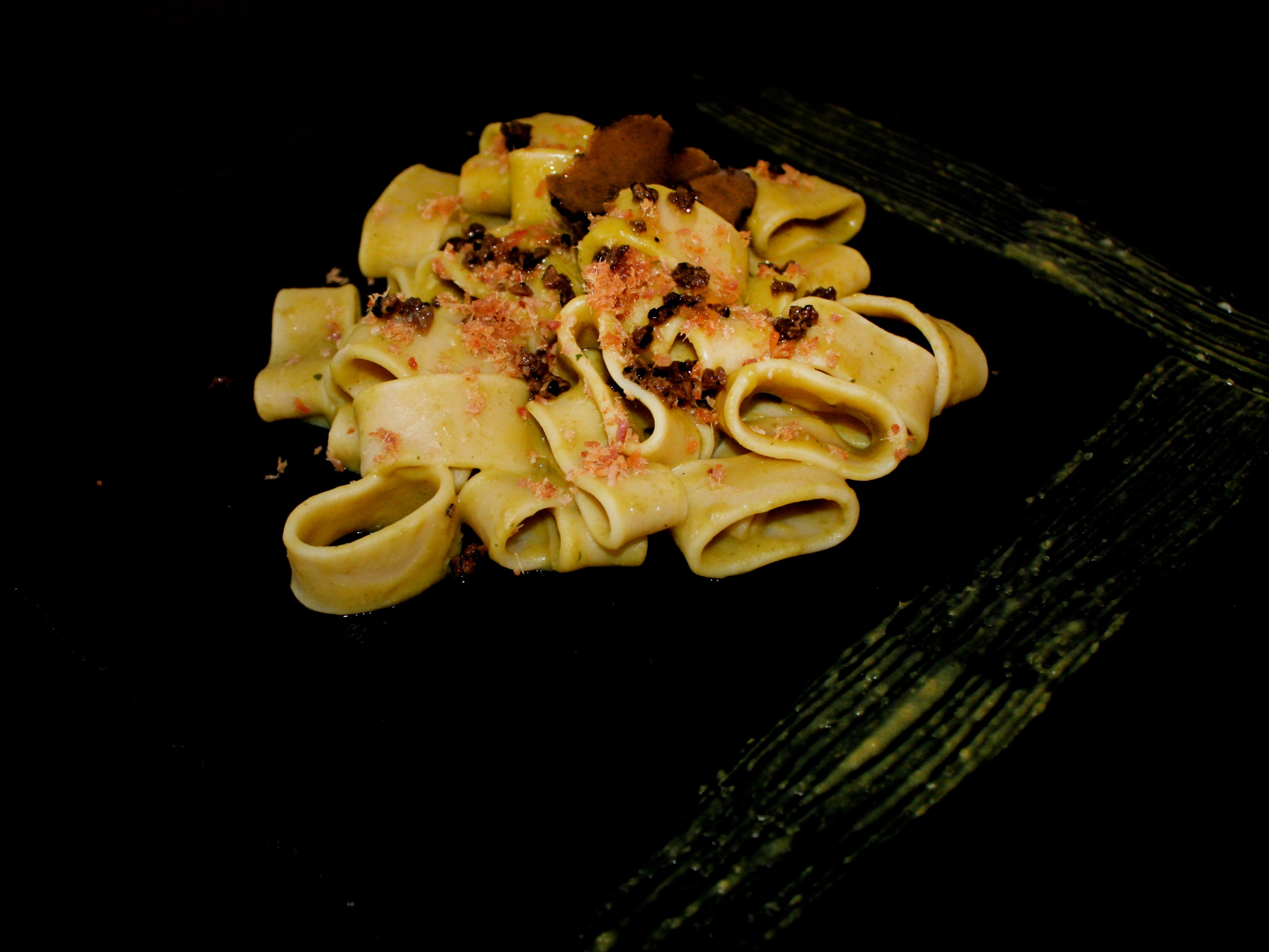 CALAMARATA CON CREMA DI PISELLI, POLVERE DI PANCETTA E TARTUFO NERO ESTIVO