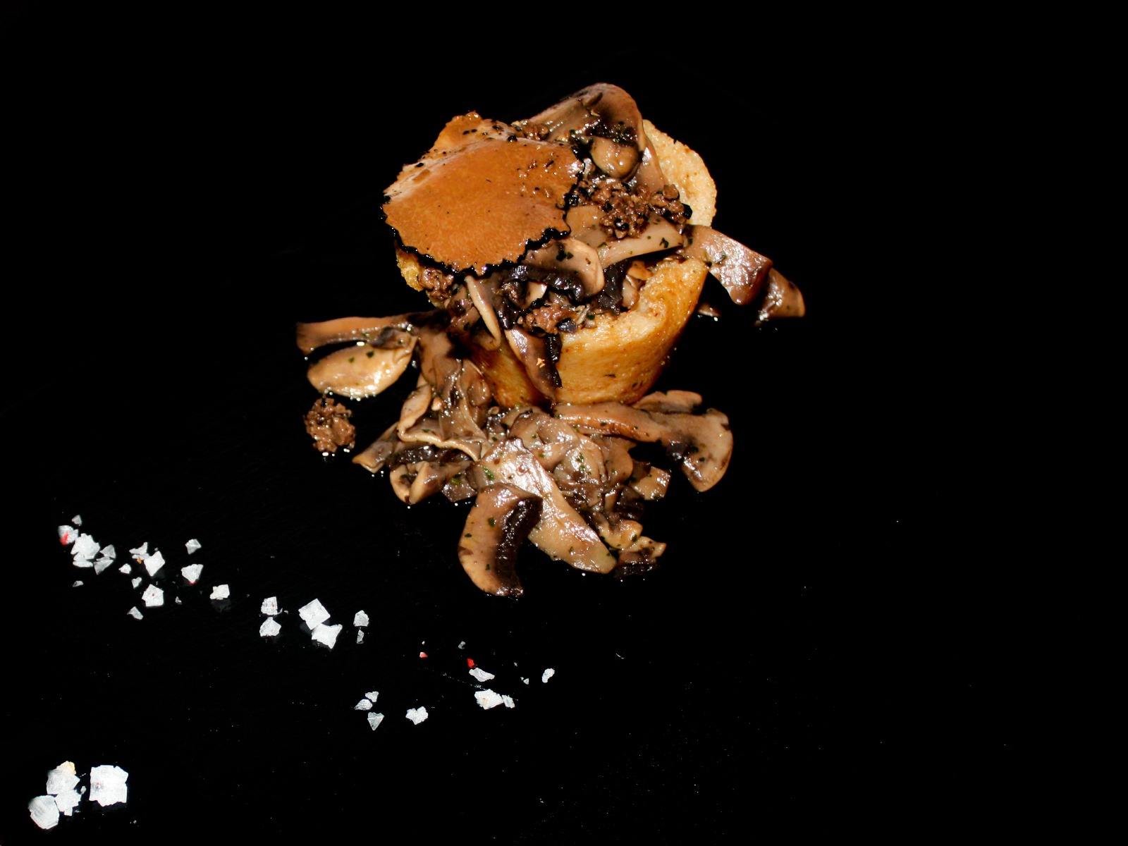 Tortino di patate con funghi champignon e tartufo nero estivo